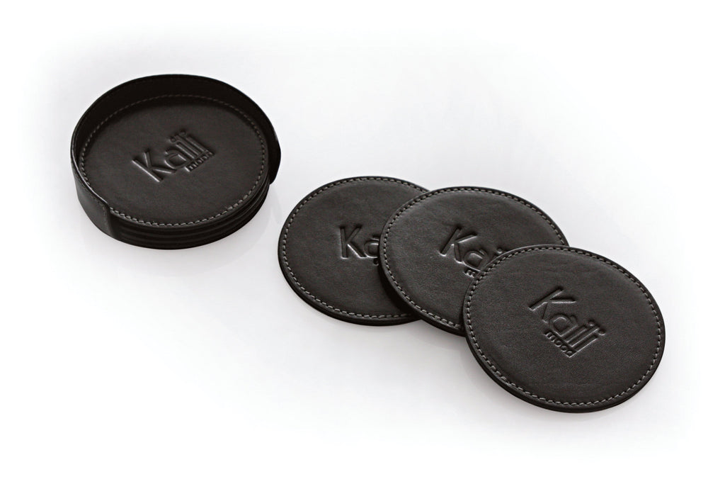 K0007AB | 6-piece Under Glass Set made of genuine full grain leather, smooth. Under glasses size: ø 9 cm, Under glasses holder size: ø 9 x 3.0 cm.  Packaging: Tnt bag